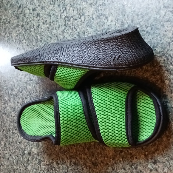 Womans Flip Flops 8 1/2 -9 Isotoner - Picture 4 of 10